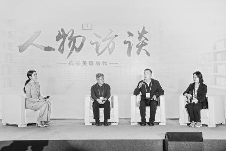           抗戰(zhàn)英雄后代進(jìn)行訪談 本報(bào)記者 胡遠(yuǎn)嘉 攝        