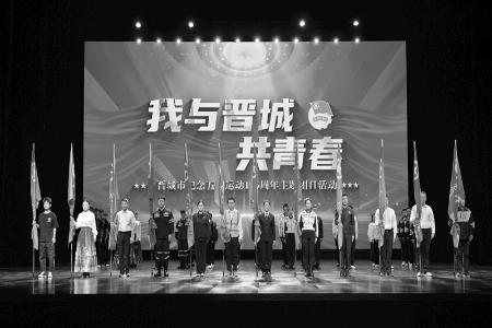           12支青年突擊隊集中授旗        